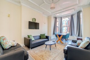 Living area - Liverpool Tulip House 7-Bed | Parking | Fast Wi‑Fi | Near Sefton Park (Liverpool)