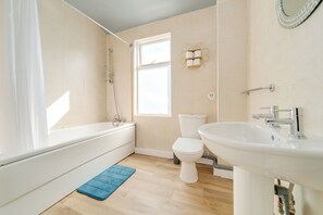 Bathroom - Liverpool Tulip House 7-Bed | Parking | Fast Wi‑Fi | Near Sefton Park (Liverpool)