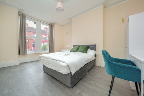 Room - Liverpool Tulip House 7-Bed | Parking | Fast Wi‑Fi | Near Sefton Park (Liverpool)