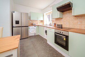 Private kitchen - Liverpool Tulip House 7-Bed | Parking | Fast Wi‑Fi | Near Sefton Park (Liverpool)