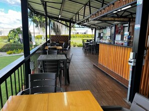 Outdoor dining - Hotel & Golf Isak (Rionegro)