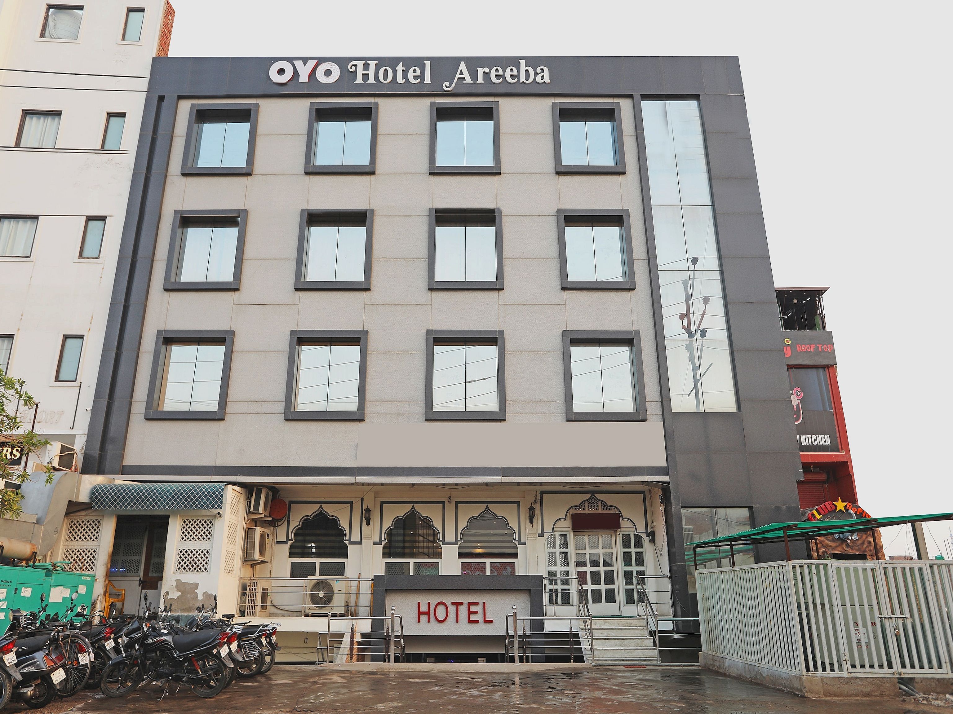 Un edificio de hotel con un cartel que dice 'OYO Hotel Areeba'.
