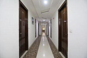 Pasillo de hotel con puertas numeradas 304 y 309, que dan a habitaciones.