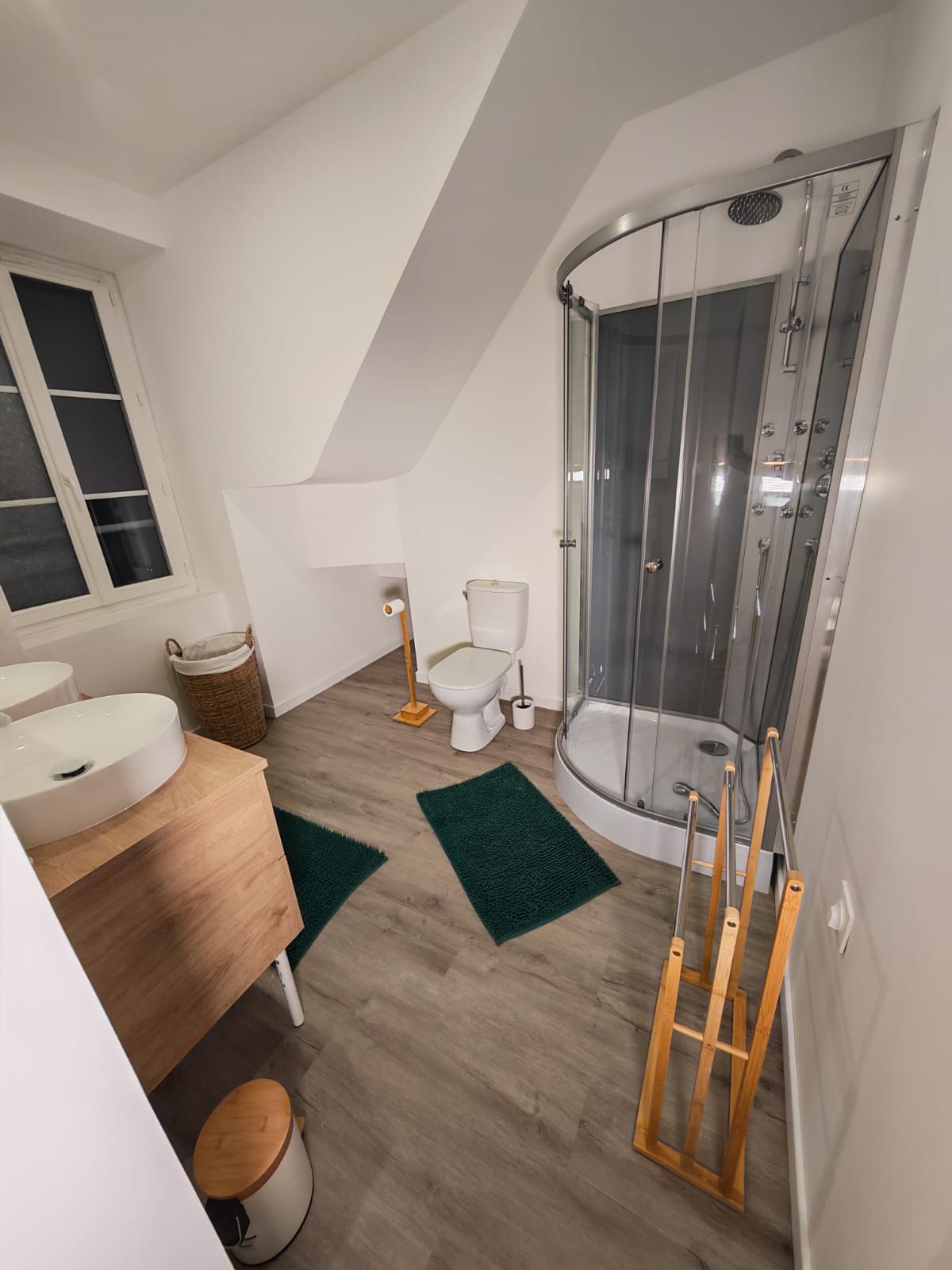 Ein modernes Badezimmer mit Dusche, Toilette und Waschbecken.