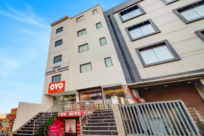 A multi-story hotel with a sign for OYO rooms and a restaurant named 'RESTAURAN' on the ground floor. - Hotel O Vintage House (Agra)