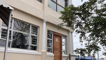 Un edificio con una escalera que lleva a una puerta con la etiqueta 'Office'.