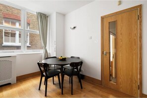 Dining - Chic Apartment in Covent Garden | Prime Location (London)