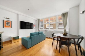 Living area - Chic Apartment in Covent Garden | Prime Location (London)