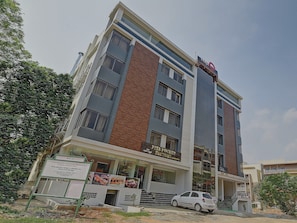 Un edificio de varios pisos con un local comercial en la planta baja, que incluye un restaurante y una fábrica.
