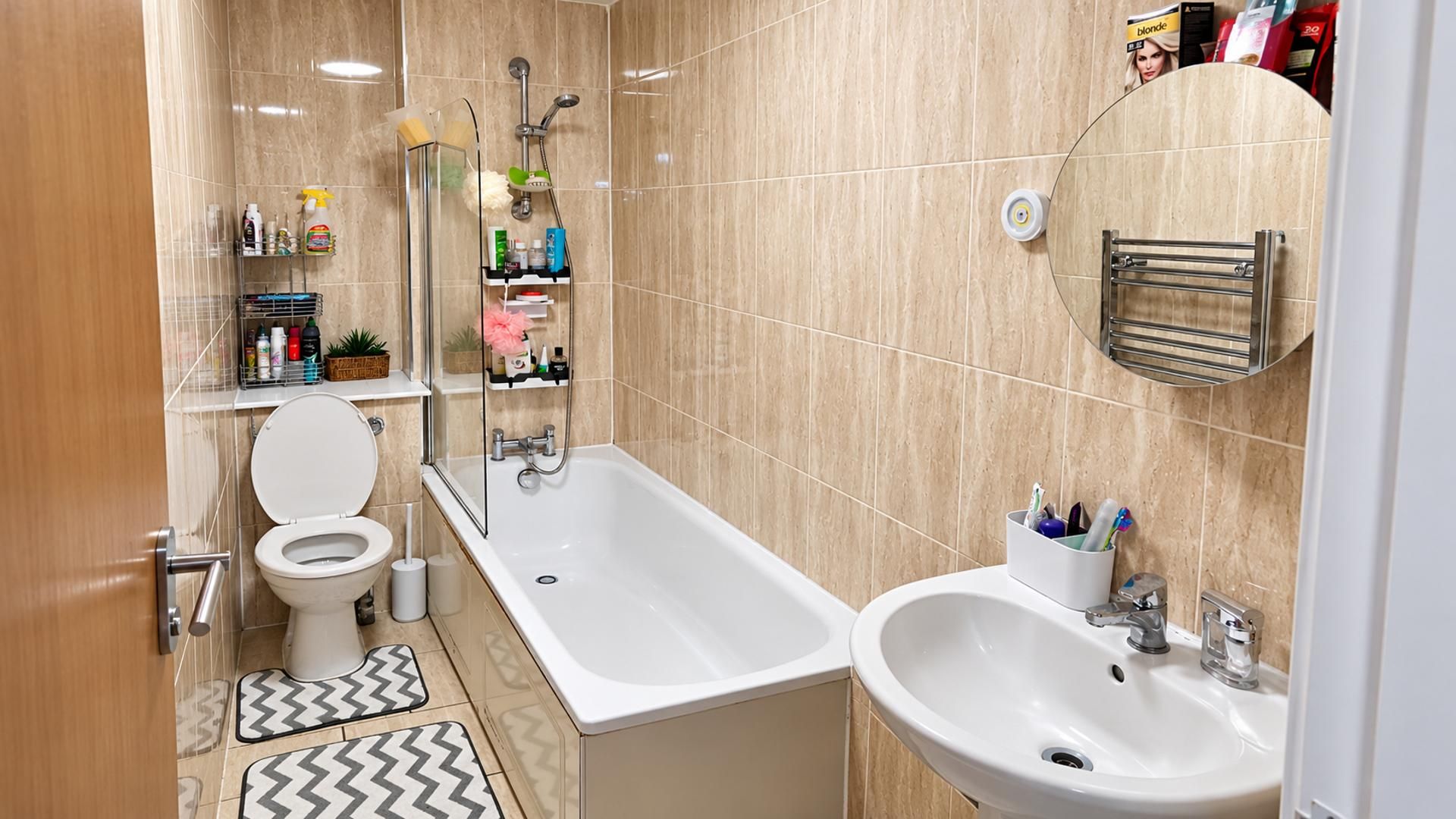 Un baño moderno con inodoro, bañera y lavamanos.
