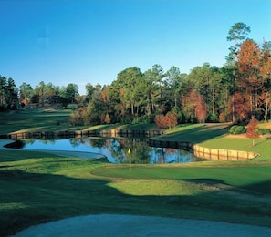 A golf course with a pond, trees, and a clear sky. - Room-waterfront Autumn Getaway With Priv (Whitchurch-Stouffville)