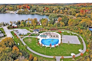 A residential area with a swimming pool, tennis court, and a lake in the background. - Room-waterfront Autumn Getaway With Priv (Whitchurch-Stouffville)