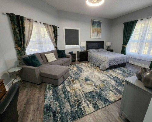 Room-waterfront Autumn Getaway With Priv