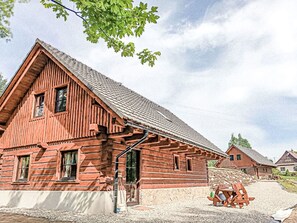 A wooden cabin with a sloped roof, a stone foundation, and a gravel driveway. - Wonderful private villa for 18 guests with WIFI, TV, terrace and pets allowed (Česká Třebová)