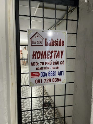 Placa de um lar acolhedor chamado 'HA NOI Lakeside', com informações de contato e endereço.