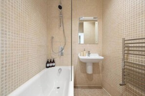 Bathroom - 2 Bed 2 Bath w Terrace Covent Garden Gem (London)