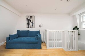 Living area - 2 Bed 2 Bath w Terrace Covent Garden Gem (London)