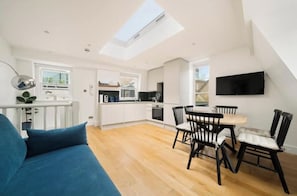 Living area - 2 Bed 2 Bath w Terrace Covent Garden Gem (London)