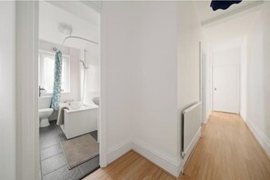 Bathroom - Bright 2-Bedroom Apartment in the Heart of Soho (London)