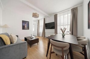 Living area - Bright 2-Bedroom Apartment in the Heart of Soho (London)