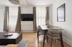 Dining - Bright 2-Bedroom Apartment in the Heart of Soho (London)