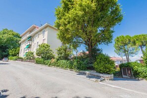 A residential building with a balcony, surrounded by greenery and a clear sky. - UR NEST Tullio Levi Civita - Prestigious 3 bedroom apartment in the first hills of Bologna (Bologna)