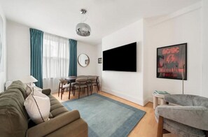 Living area - Central Soho Apartment | Ideal Location | Sleeps 6 (London)