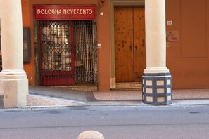 A building entrance with a sign reading 'BOLOGNA NOVECENTO GIFT SHOP'. - UR NEST San Vitale - Delightful one-bedroom apartment with a separate kitchen under the Two Towers (Bologna)
