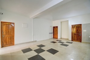 Un pasillo con puertas de madera numeradas 106, 107, 108 y 109, que conducen a habitaciones individuales.