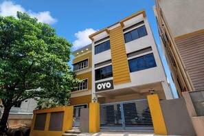 Un edificio de varios pisos con un letrero que dice 'OYO'.