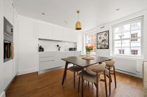 Dining - Modern Soho Escape | Bright 1BR in Central London (London)