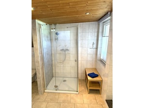 Bathroom - Holiday Home in Ketzin With Swimming Pool (Ketzin/Havel)
