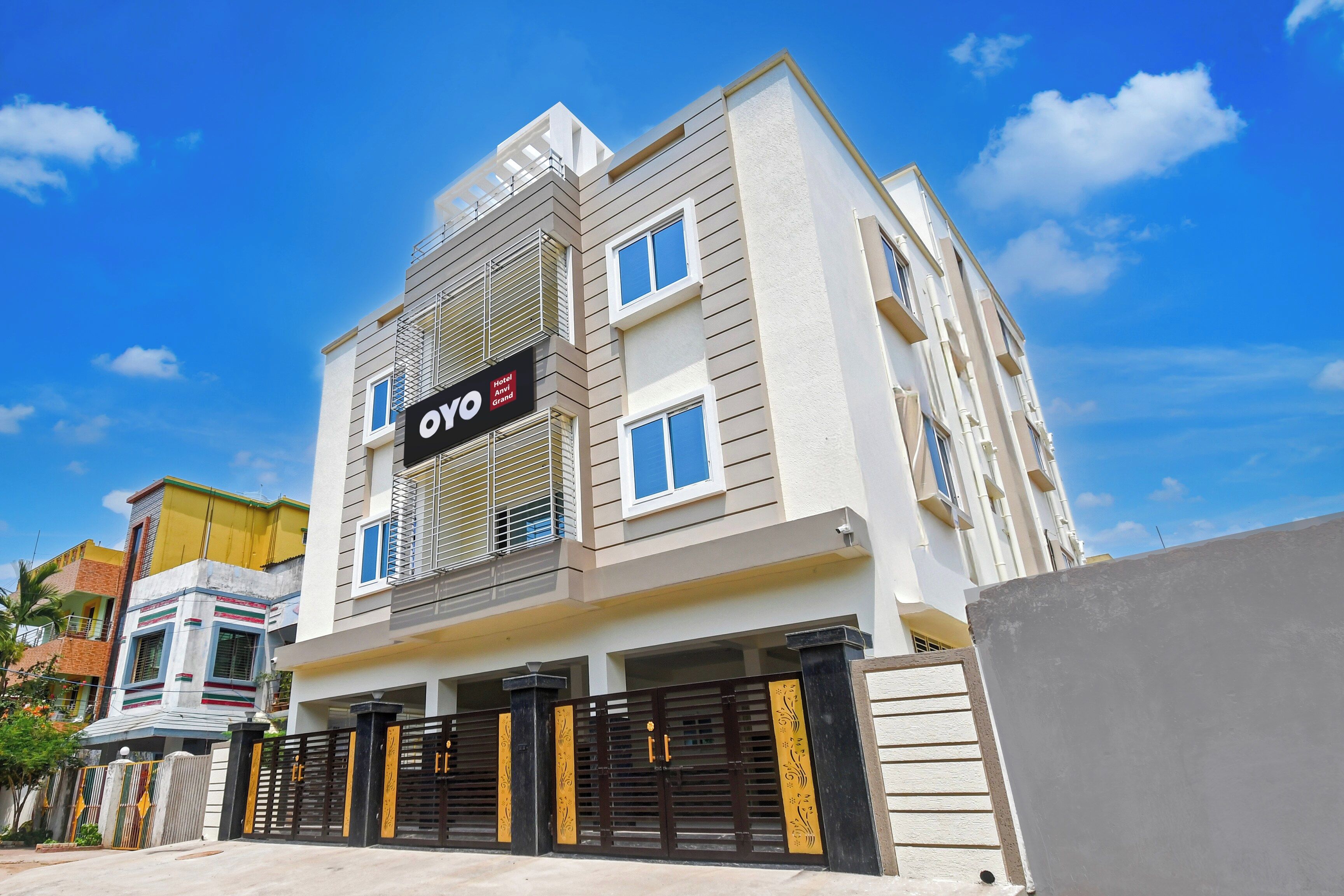 Un hôtel moderne, reconnaissable à son enseigne où l’on peut lire : « OYO Hotel Anvi Grand ».