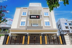 Un edificio de hotel con un letrero que dice 'OYO Hotel Anvi Grand'.