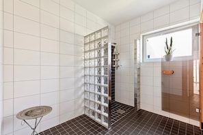 Bathroom - Charming Bro Retreat, Luxury Comfort & Modern Amenities (Bro)