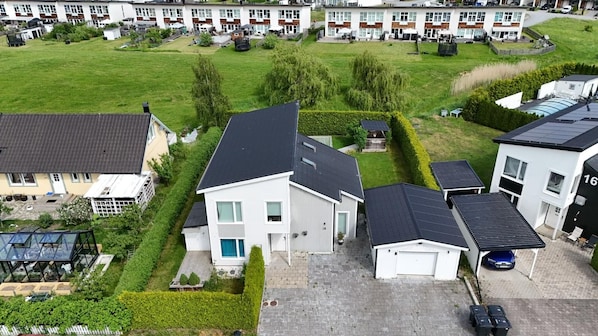 A residential area with detached houses, a green lawn, and a clear sky. - Charming Bro Retreat, Luxury Comfort & Modern Amenities (Bro)