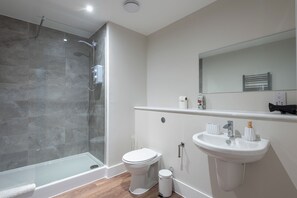 Bathroom - Modern 1BR Flat near Queen's Gardens (City Centre) (Kingston upon Hull)