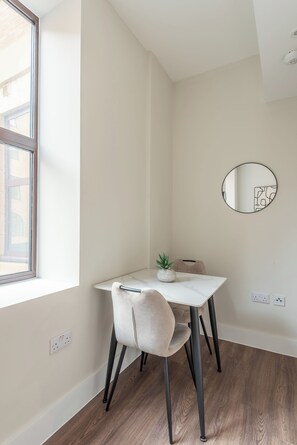Dining - Modern 1BR Flat near Queen's Gardens (City Centre) (Kingston upon Hull)