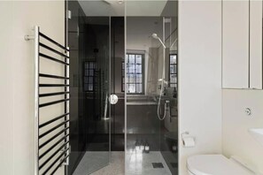 Bathroom - Spacious 150 m² Apartment w Terrace & 3 Bed 3 Bath (London)