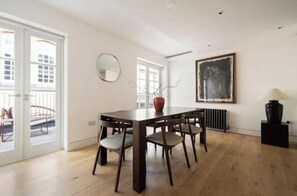 Dining - Spacious 150 m² Apartment w Terrace & 3 Bed 3 Bath (London)