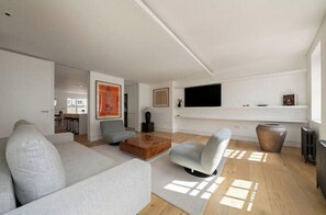 Living area - Spacious 150 m² Apartment w Terrace & 3 Bed 3 Bath (London)