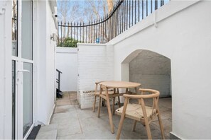 Outdoor dining - Modern 2BR, 2BA Apartment in Knightsbridge (London)