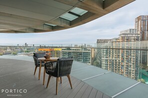 Outdoor dining - Stunning 3 Bedroom Apartment in Iconic Landmark Building in Canary Wharf (London)