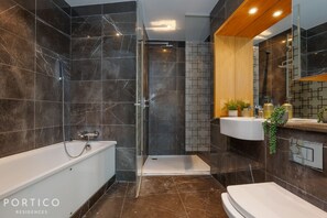 Bathroom - Stunning 3 Bedroom Apartment in Iconic Landmark Building in Canary Wharf (London)