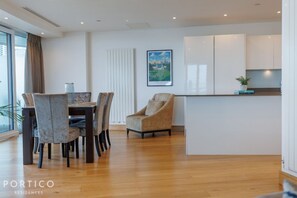 Dining - Stunning 3 Bedroom Apartment in Iconic Landmark Building in Canary Wharf (London)