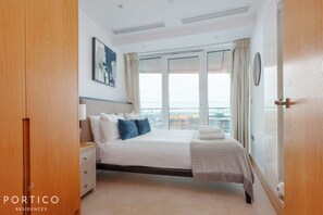 Room - Stunning 3 Bedroom Apartment in Iconic Landmark Building in Canary Wharf (London)