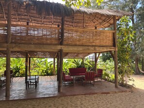 Outdoor dining - Gîte du Lac (Bonaba)