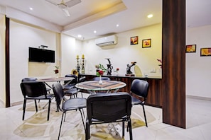 Dining - Collection O Motisarai (Kolkata)