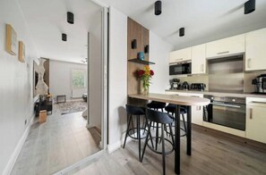 Private kitchen - Modern Home | Prime Location | Tower Bridge & City (London)