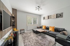 Living area - Modern Home | Prime Location | Tower Bridge & City (London)